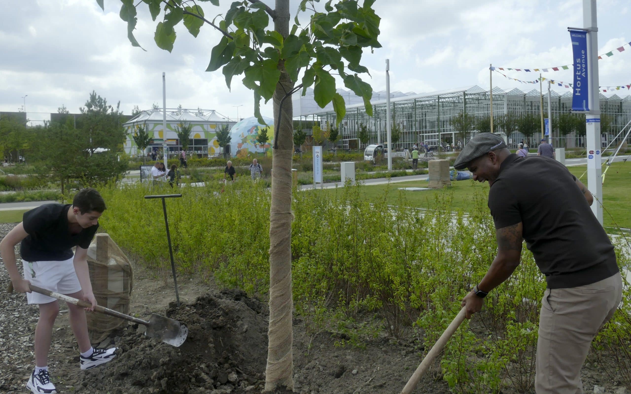 Roué Verveer en Luca Hahn planten de boom op Floriade